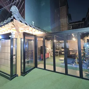 招待所 弘大y屋旅馆, 首爾